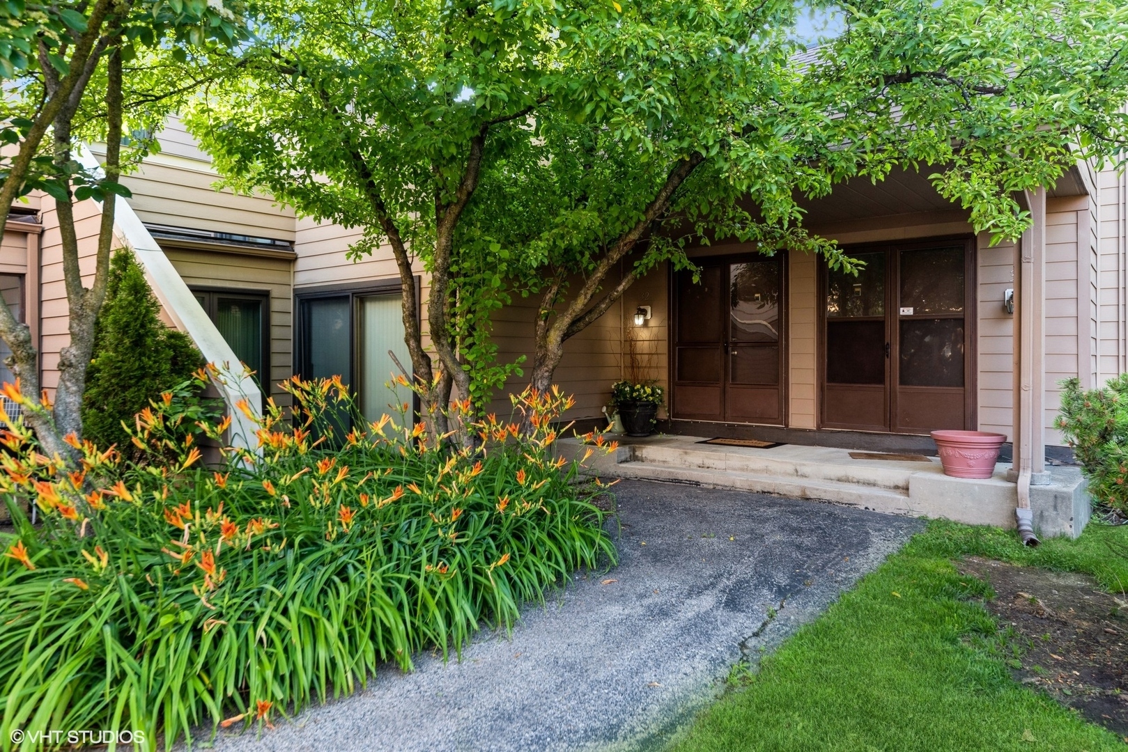 Property Photo: 3341 Beacon Street 32 IL 60064
