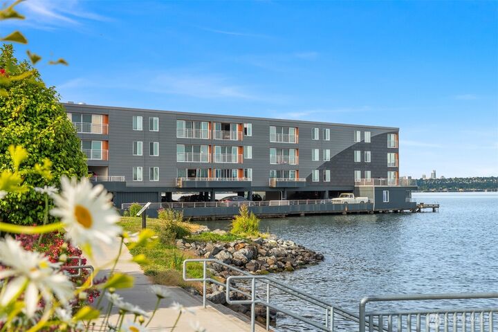 Property Photo:  733  Lake Street S 111  WA 98033 