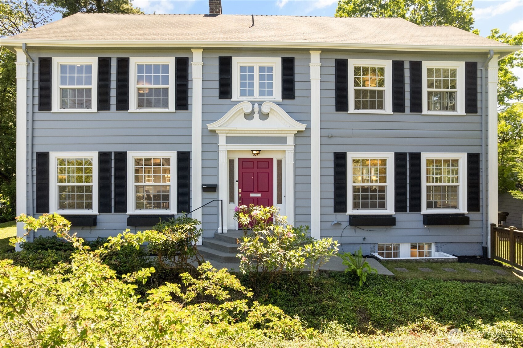 Property Photo:  817 E Shelby Street  WA 98102 