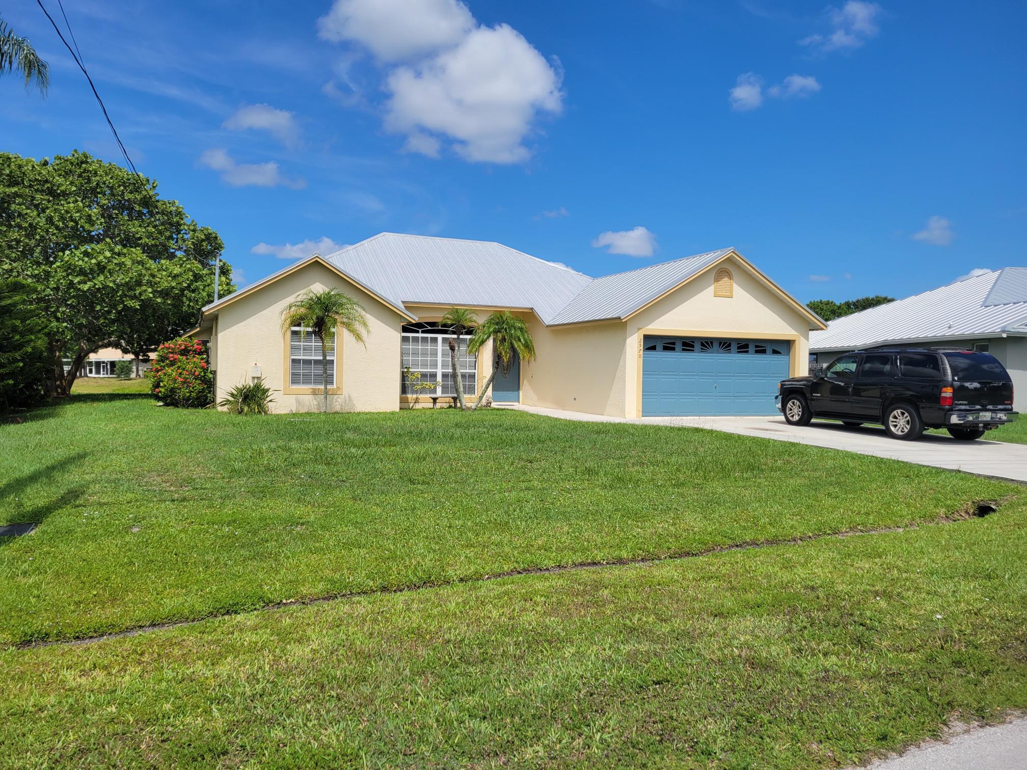 Property Photo: 2570 SE West Blackwell Drive SE FL 34952
