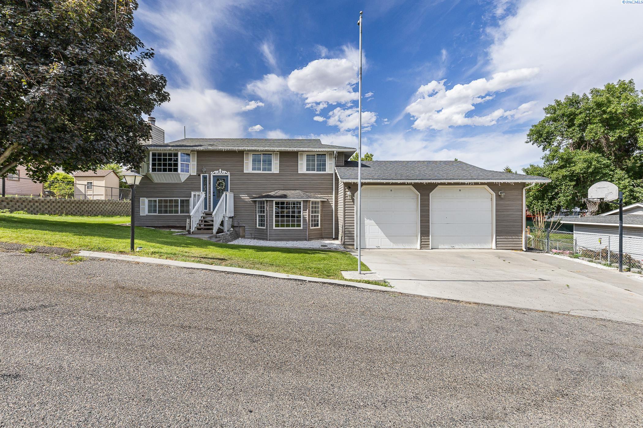 Property Photo:  1104 Leslie Ln  WA 99320-4501 