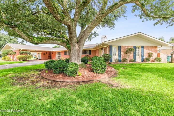 Property Photo:  209 Robert Drive  LA 70506 