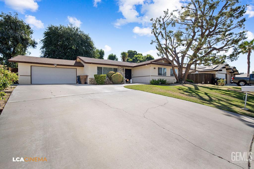 Property Photo: 1800 Weyburn Way CA 93309