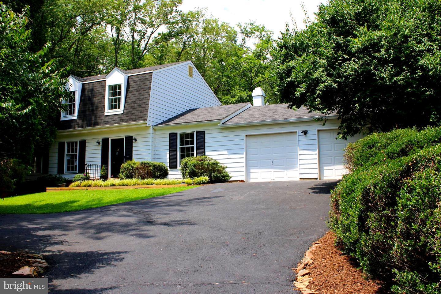 Property Photo: 1802 Cranberry Lane VA 20191