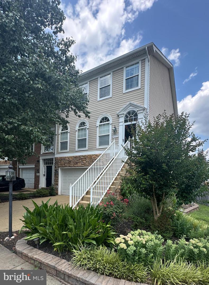 Property Photo: 47396 Victoria Falls Square VA 20165