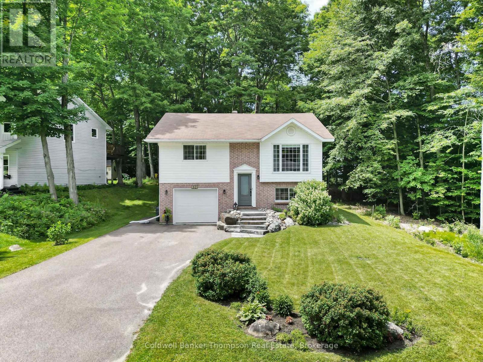 Property Photo: 32 Southdale Drive ON P1H 1P7