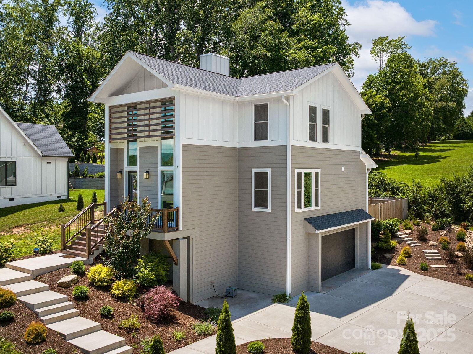 Property Photo: 7 Copper Mill Court NC 28715