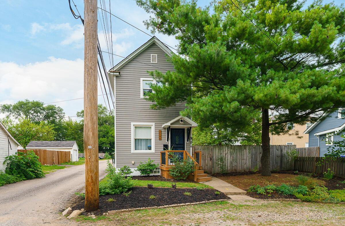 Property Photo: 2686 Wicklow Road OH 43204