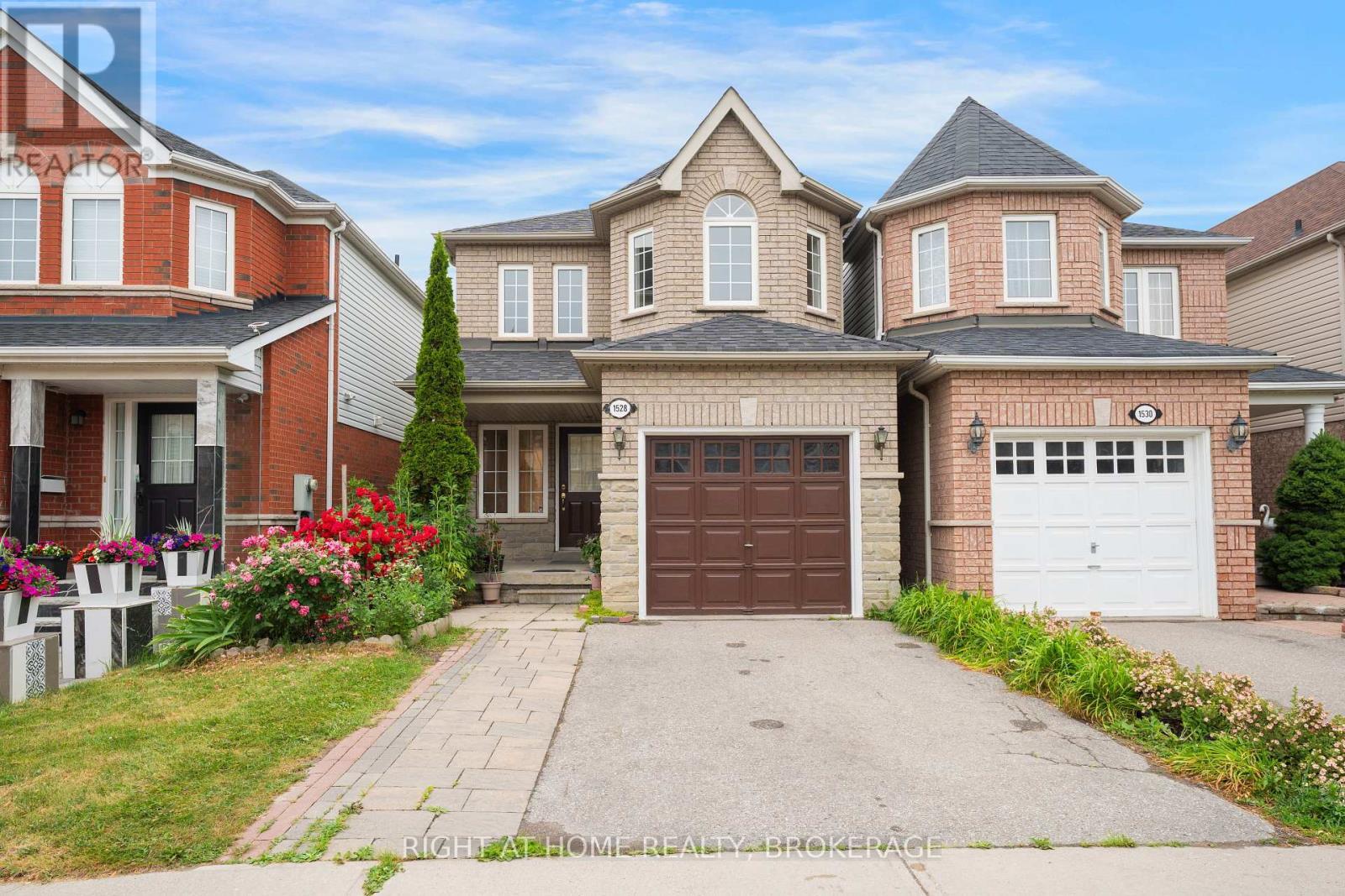 Property Photo:  1528 Avonmore Square North  ON L1V 7H3 