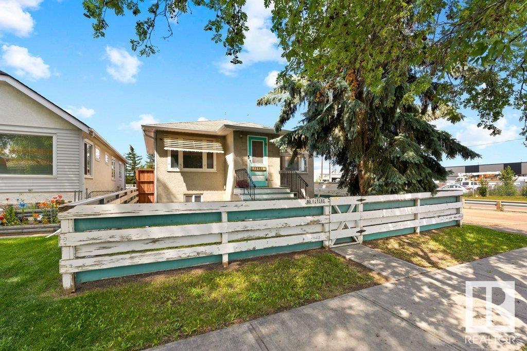Photo de la propriété:  12052 69 Street NW  AB T5B 1S6 