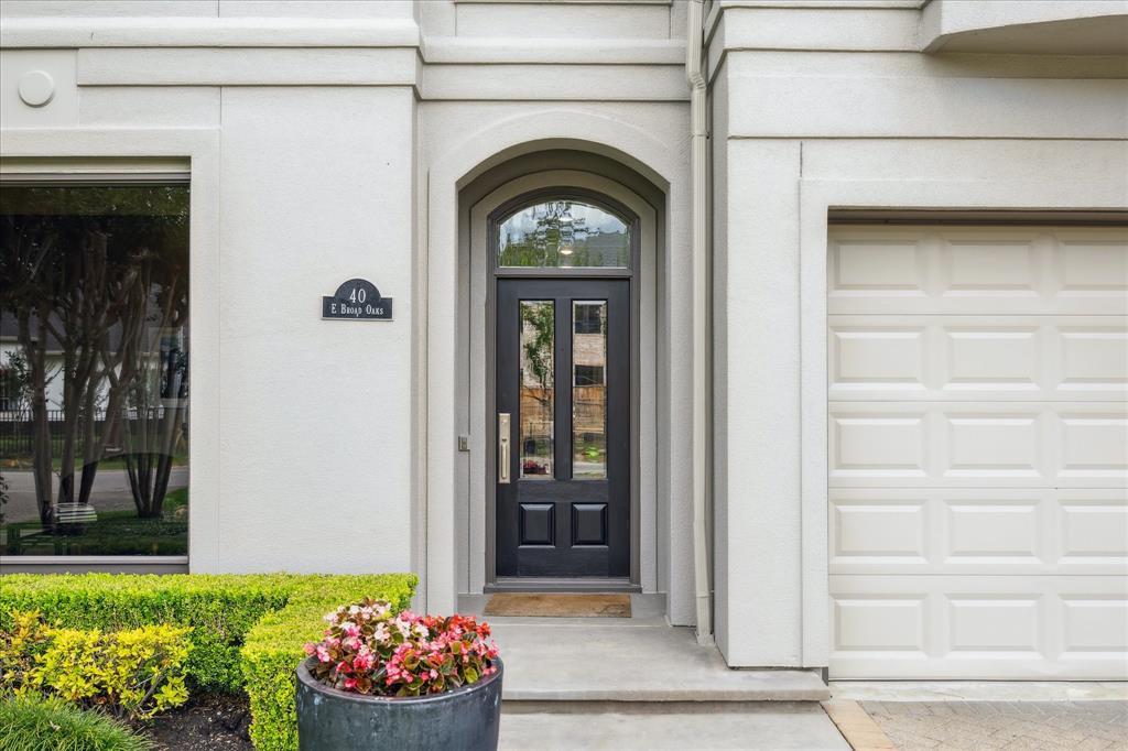 Property Photo: 40 E Broad Oaks Drive TX 77056
