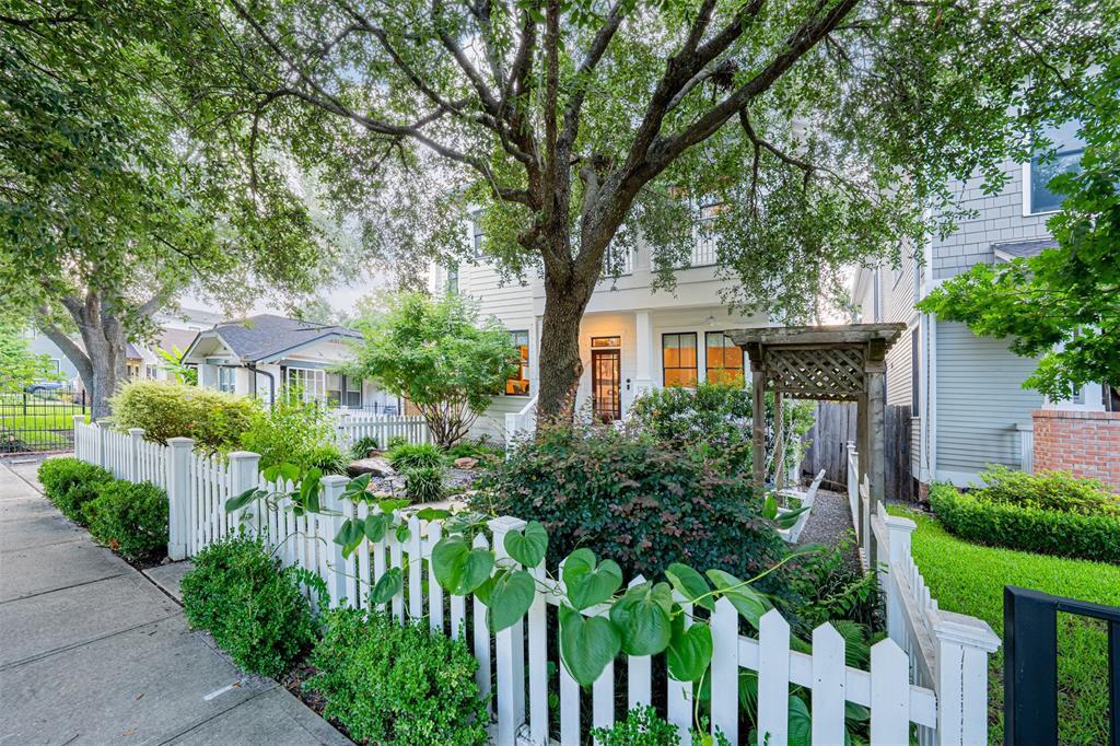 Property Photo:  829 Ralfallen Street  TX 77008 