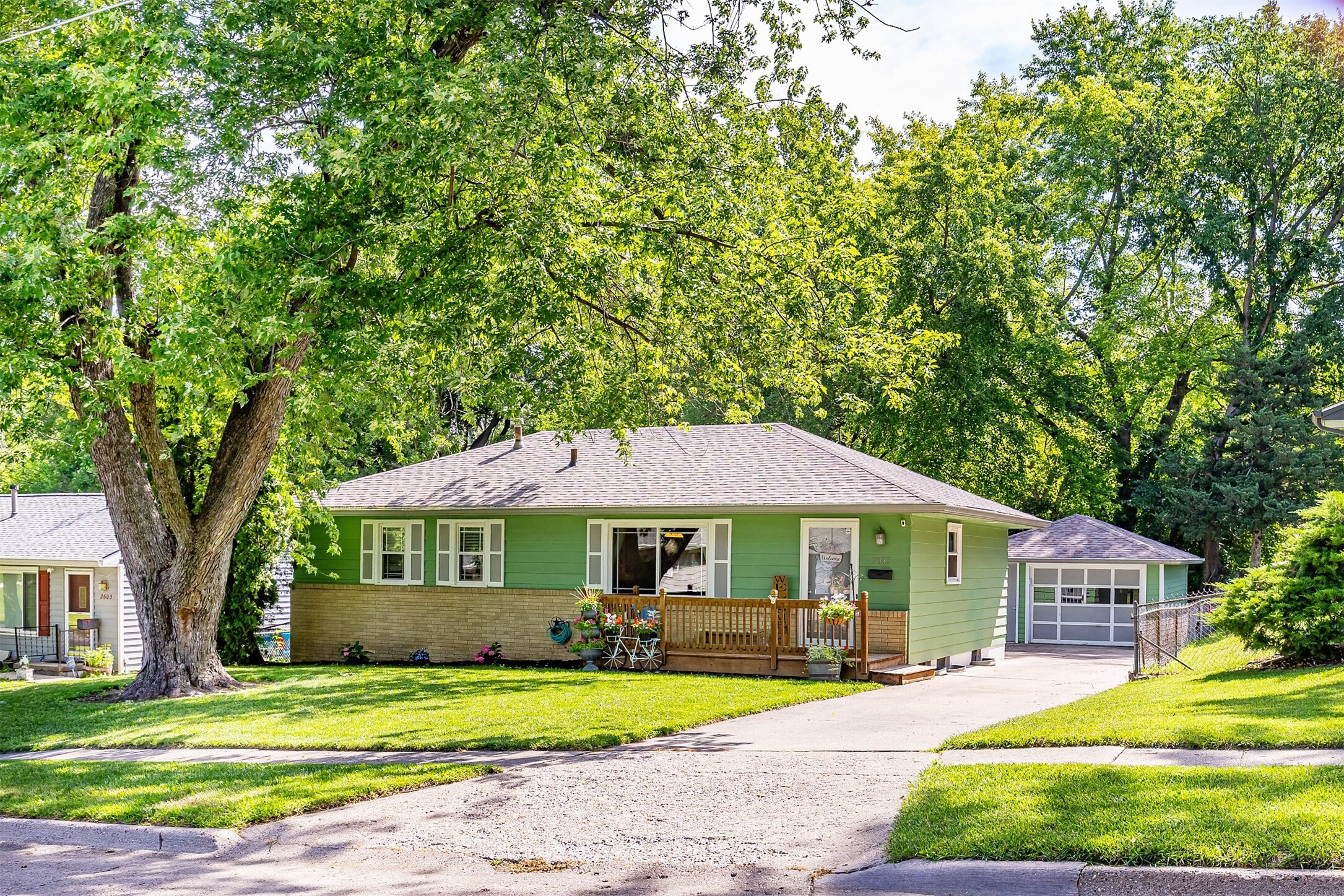 2525 27th Place  Des Moines IA 50310 photo