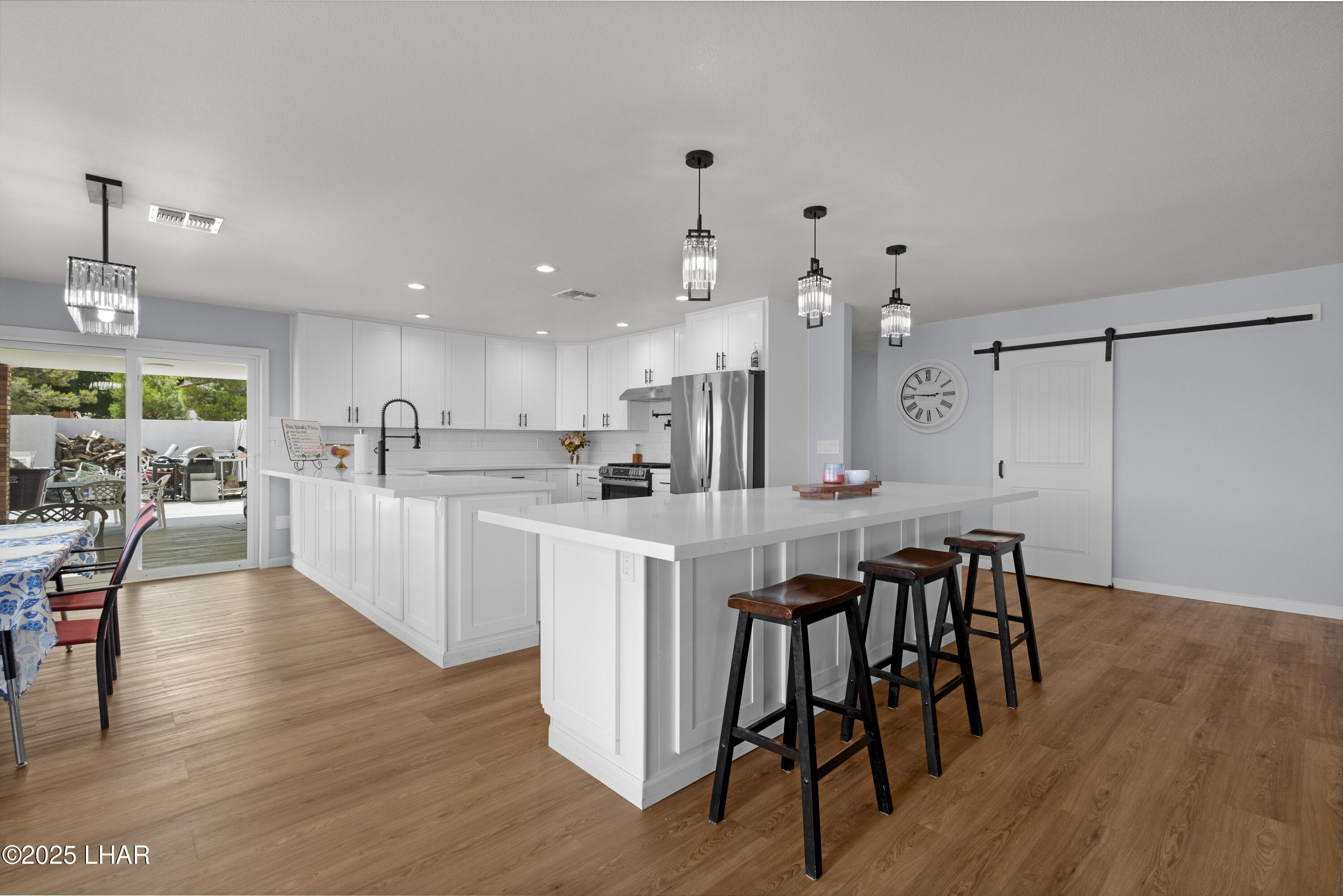 Property Photo: 630 Shadow Mountain Dr AZ 86409