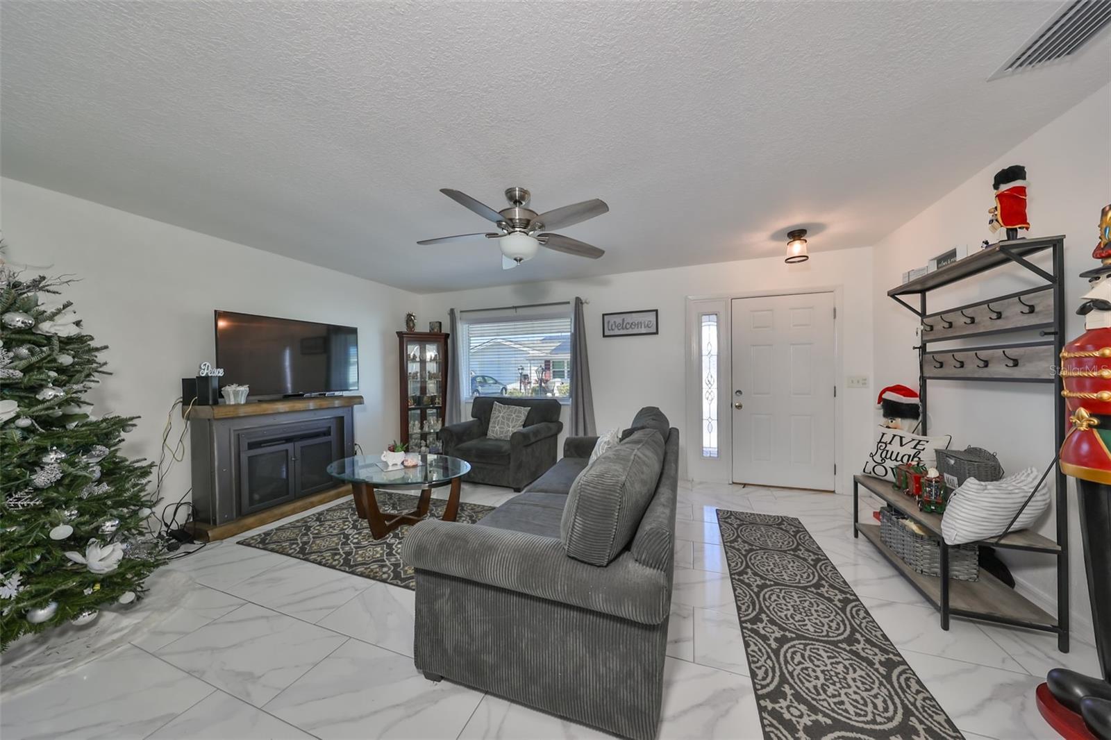 Property Photo: 703 Rutgers Place FL 33573