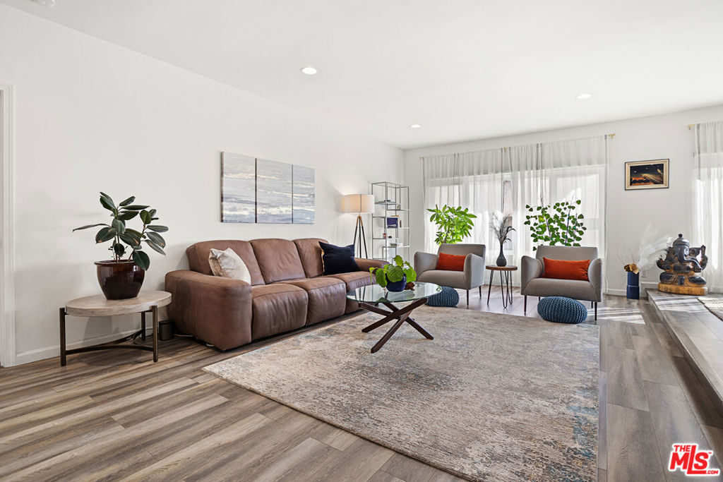 Property Photo: 11820 Mayfield Avenue 105 CA 90049