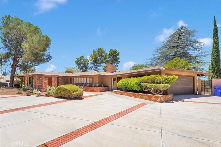 19955 Chickasaw Road  Apple Valley CA 92307 photo