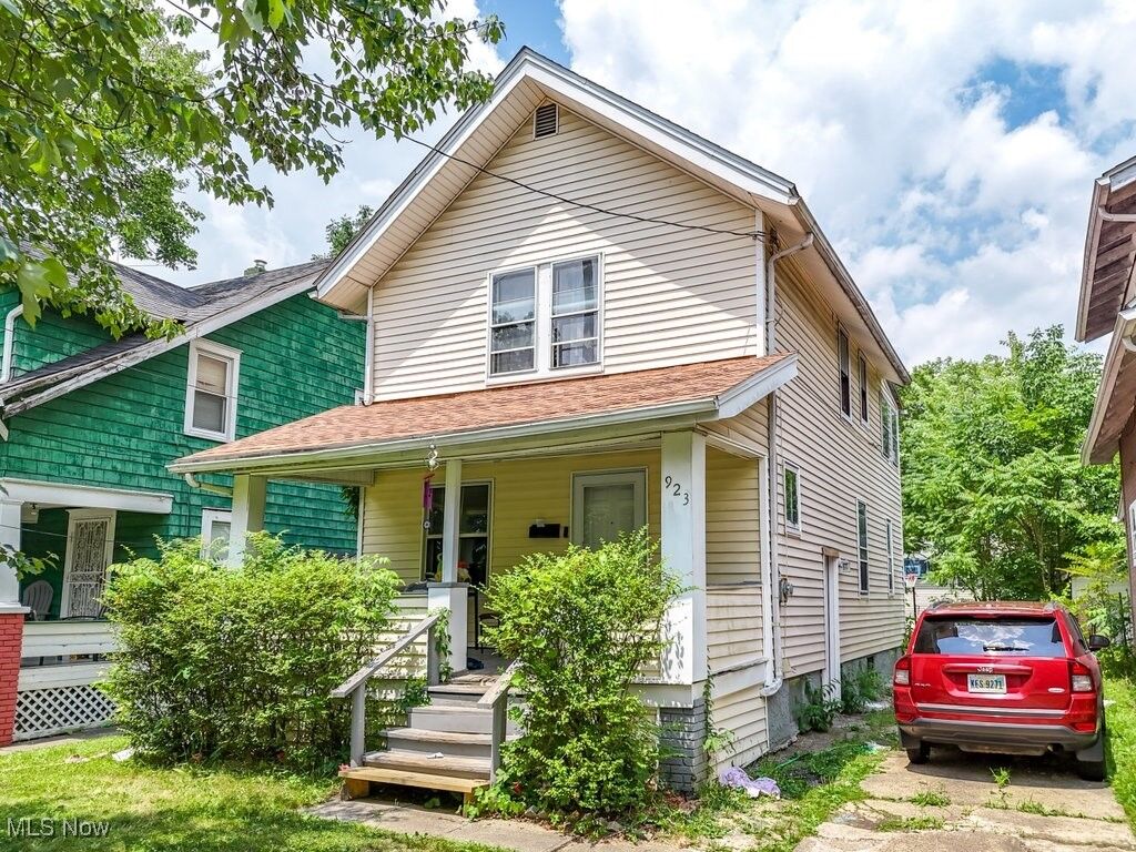 Property Photo: 923 Lawton Street OH 44320