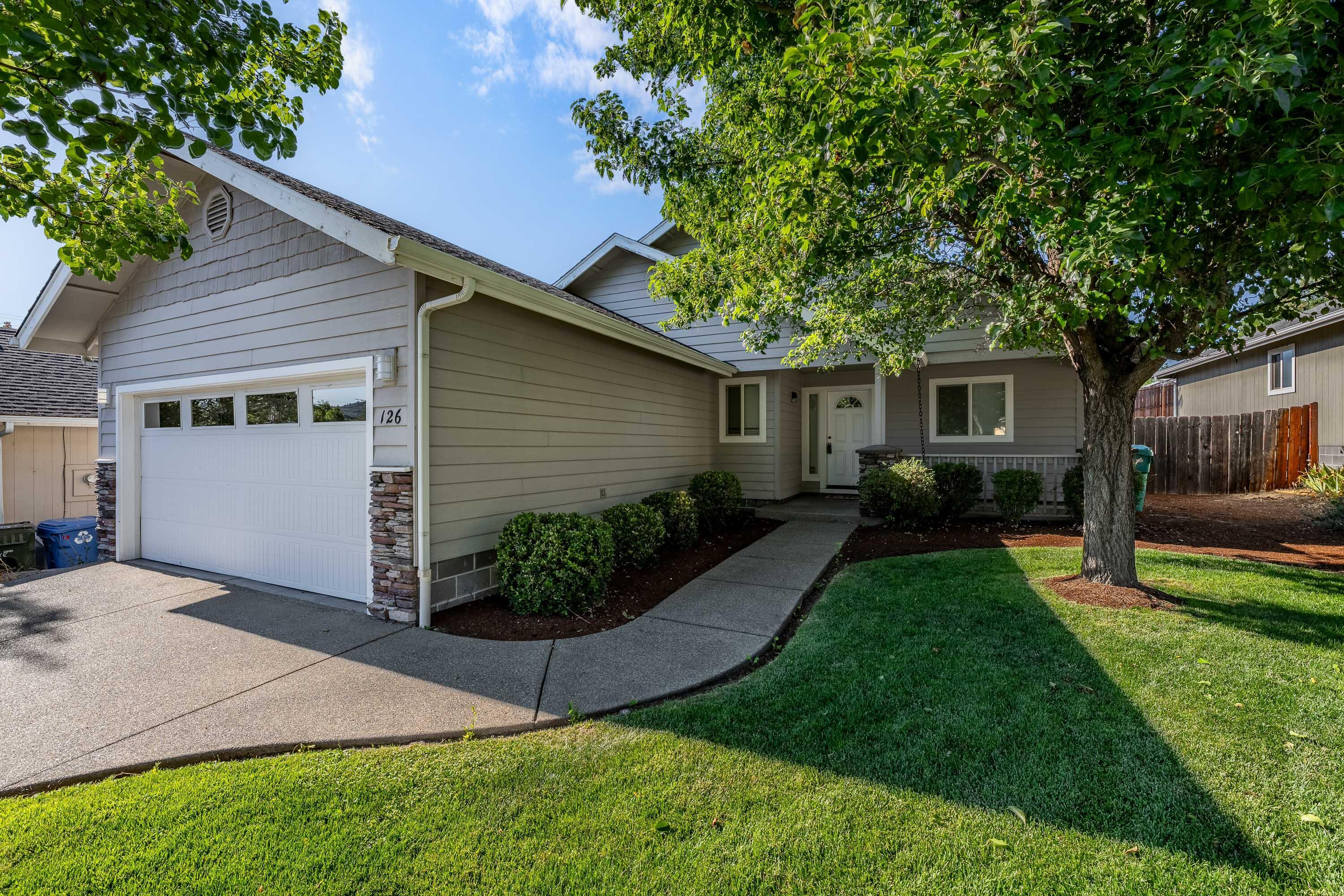 Property Photo:  126 SE Aztec Court  OR 97527 