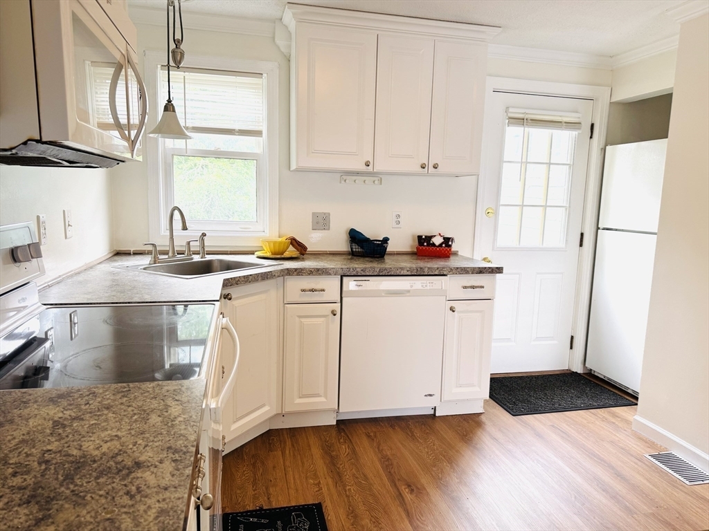 Property Photo:  11 W Bowers St 7  MA 01854 