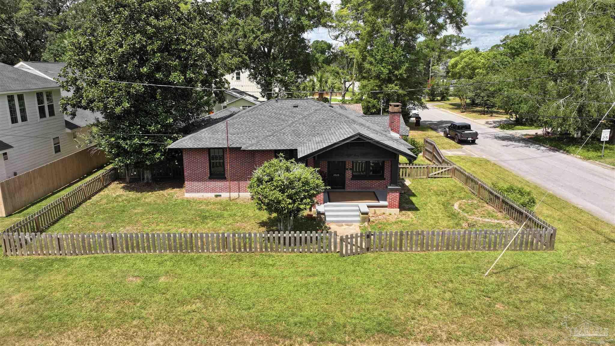 Property Photo:  2323 N 17th Ave  FL 32503 