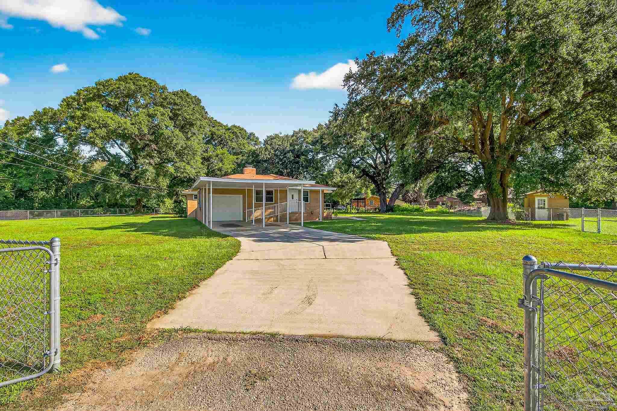 Property Photo: 4700 Anna Simpson Rd FL 32583