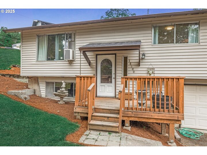 Property Photo: 18300 Scott Ct OR 97027