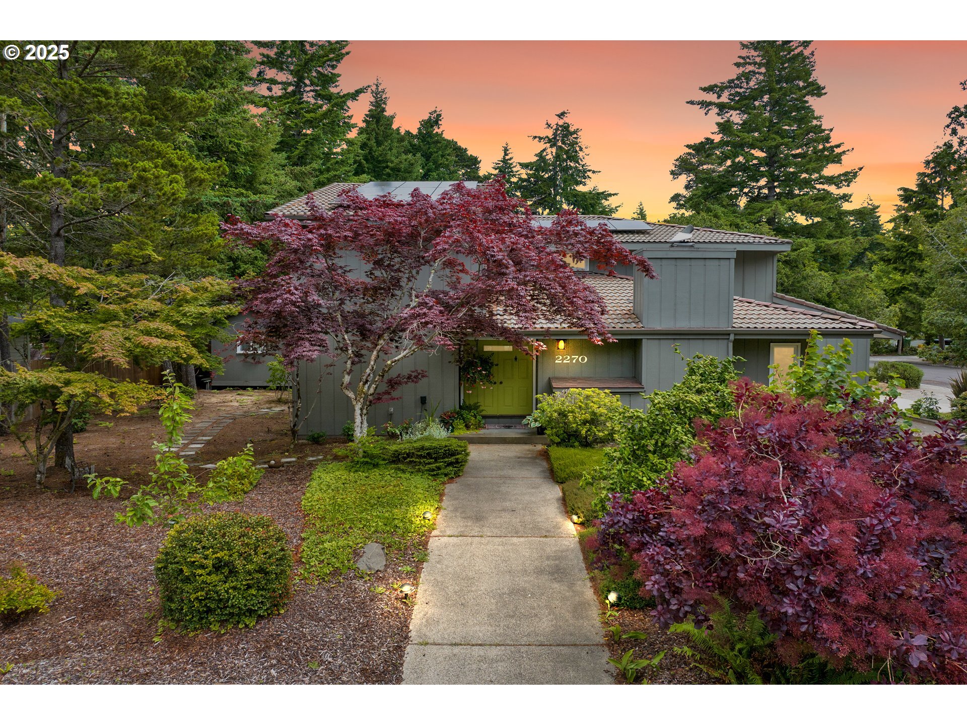Property Photo: 2270 Upas Pl OR 97439