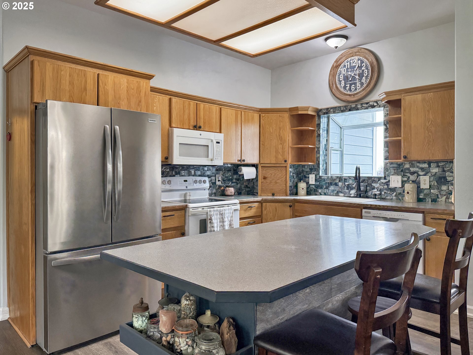 Property Photo: 914 Easy St OR 97415