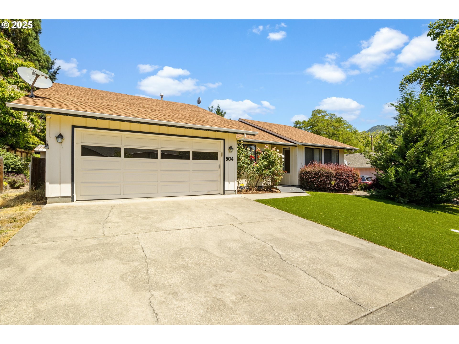 Property Photo: 904 NW Carol Dr OR 97526