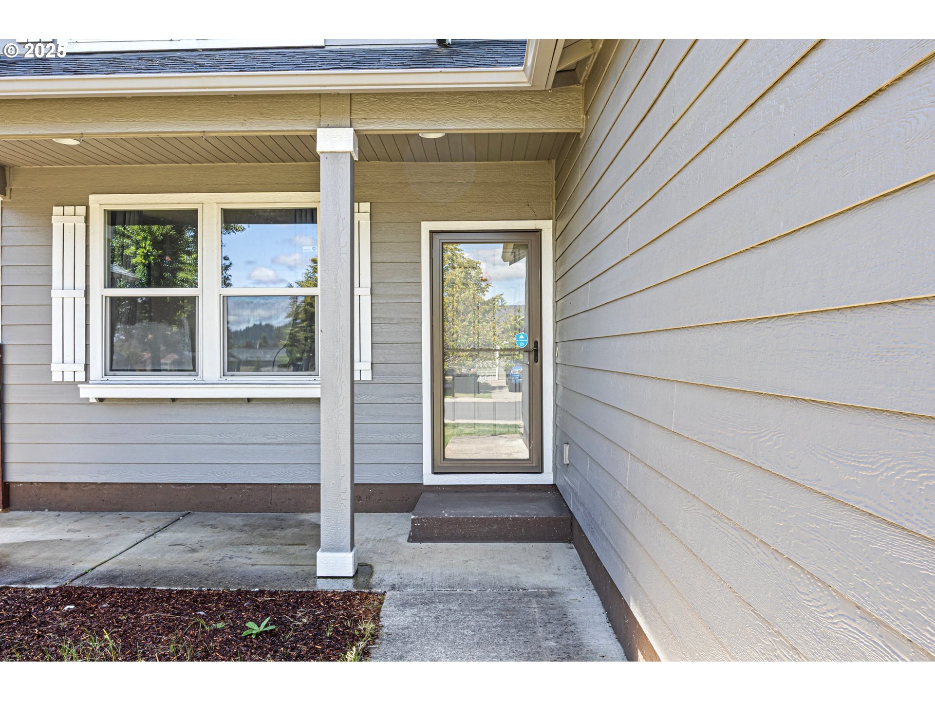 Property Photo: 1121 S 2nd St OR 97424