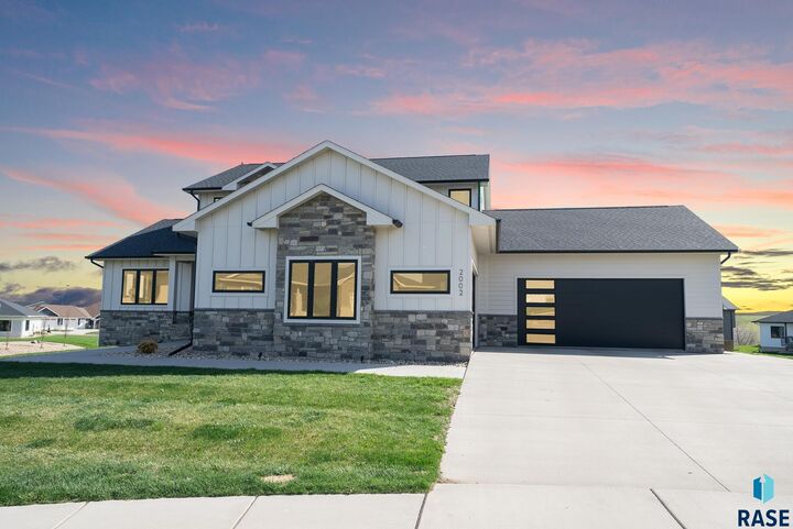 Property Photo:  2002 S Meadowview Cir Circle  SD 57110 