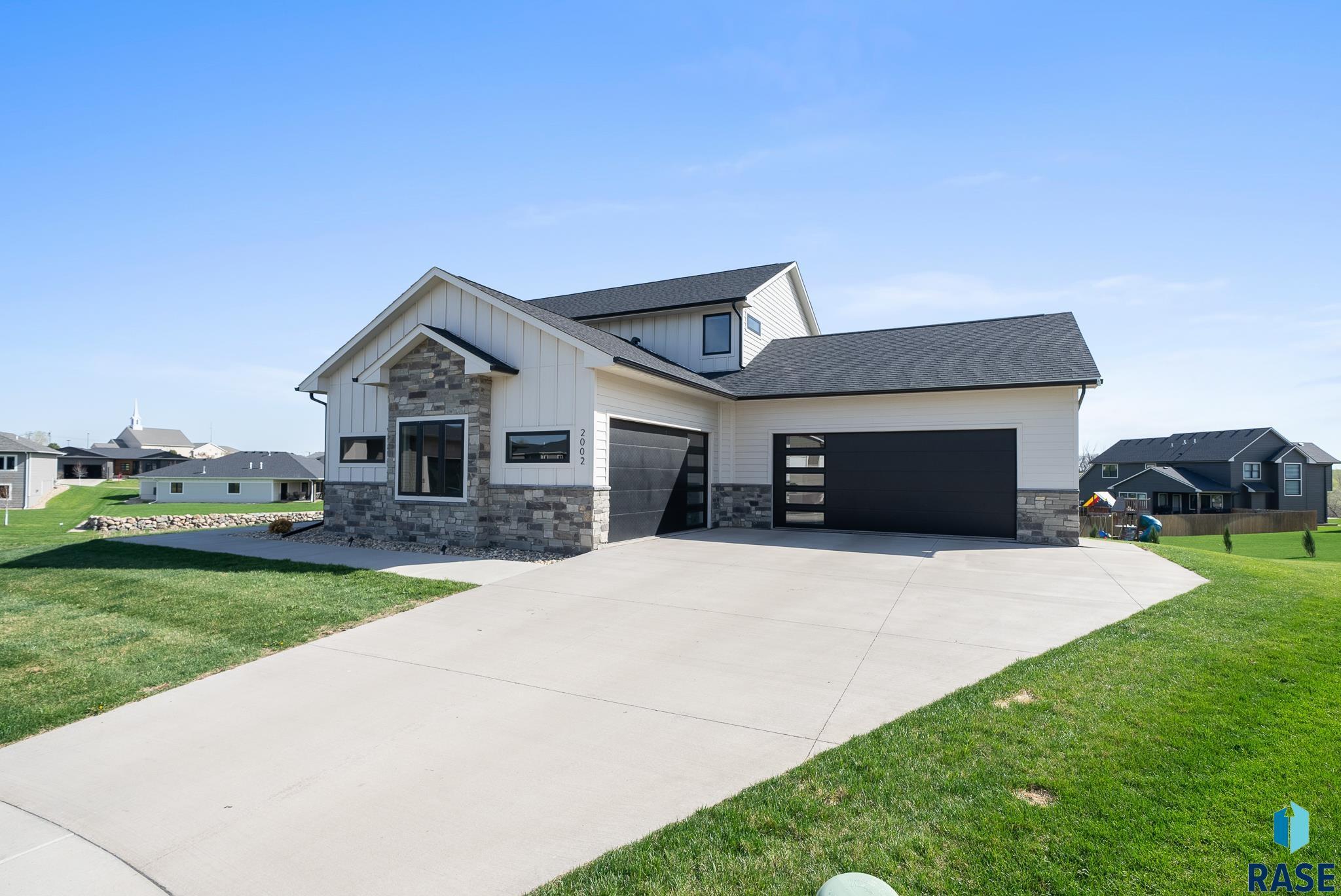 Property Photo: 2002 S Meadowview Cir SD 57110