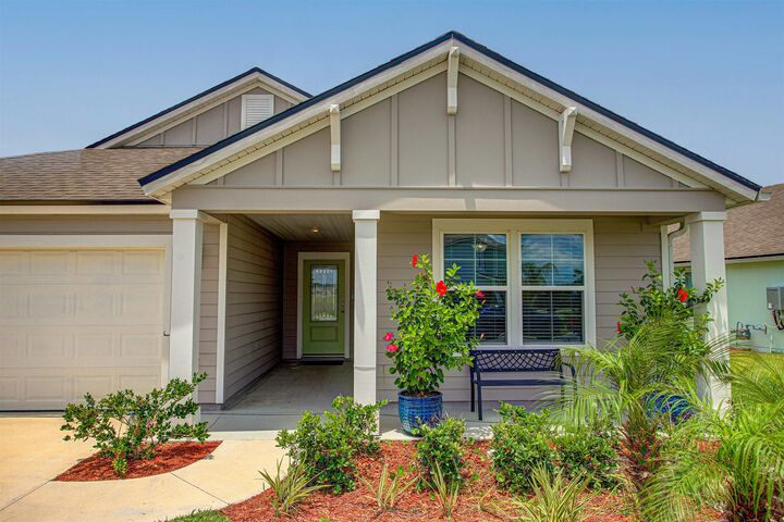 Property Photo: 721 Narvarez Ave FL 32084