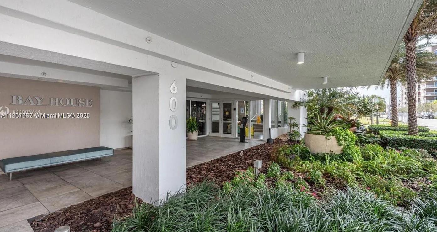 Property Photo: 600 NE 27th St 105 FL 33137
