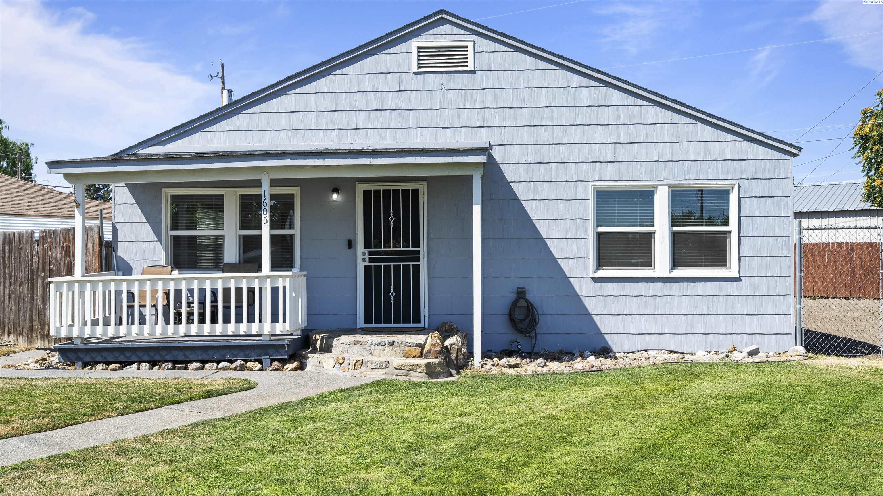 Property Photo:  1605 Thayer Dr  WA 99354 