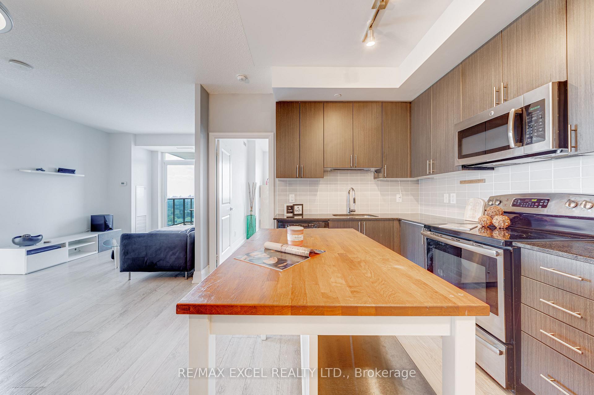 Property Photo: 7165 Yonge Street 2006 ON L3T 0C9