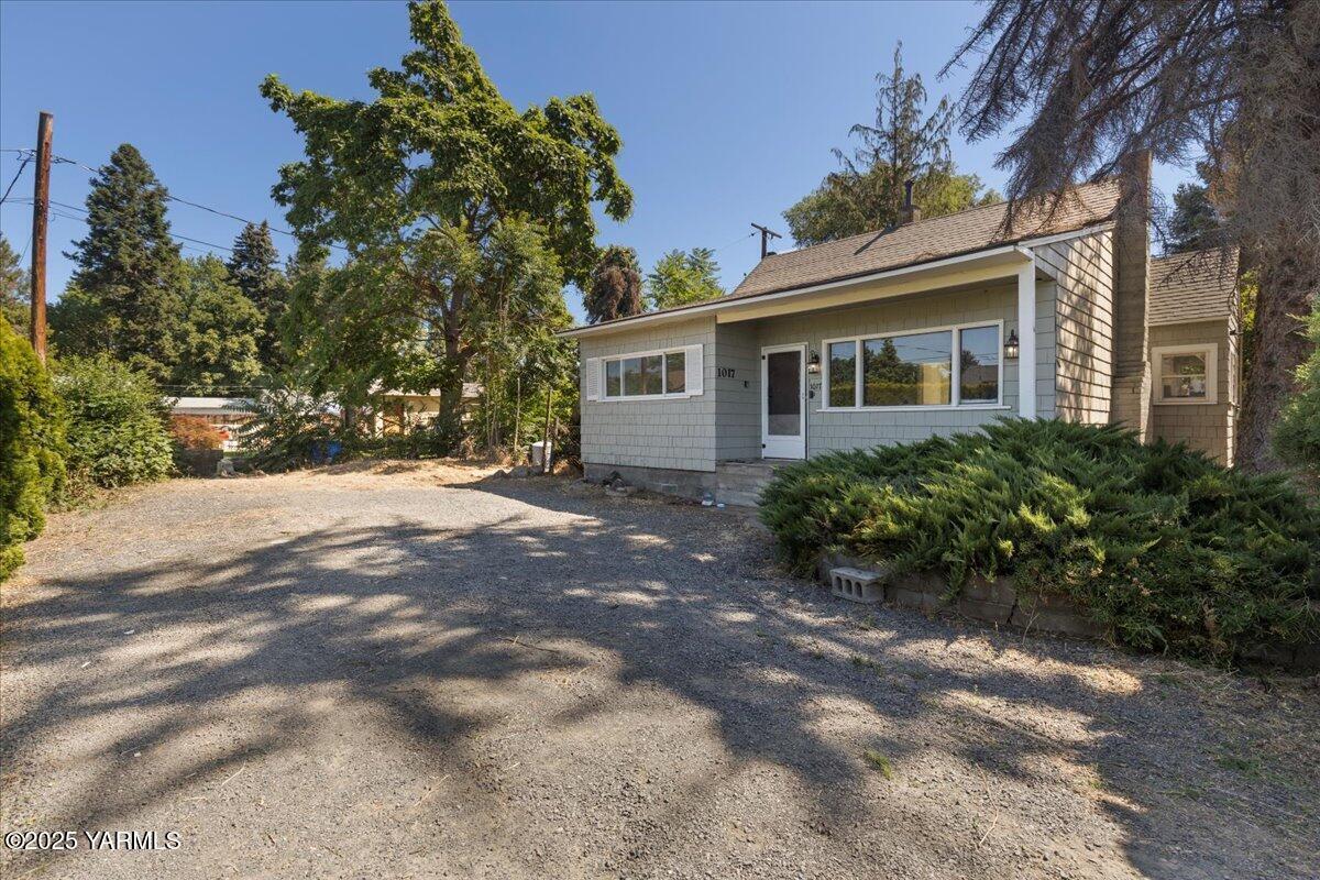 Property Photo: 1017 W Viola Ave WA 98902