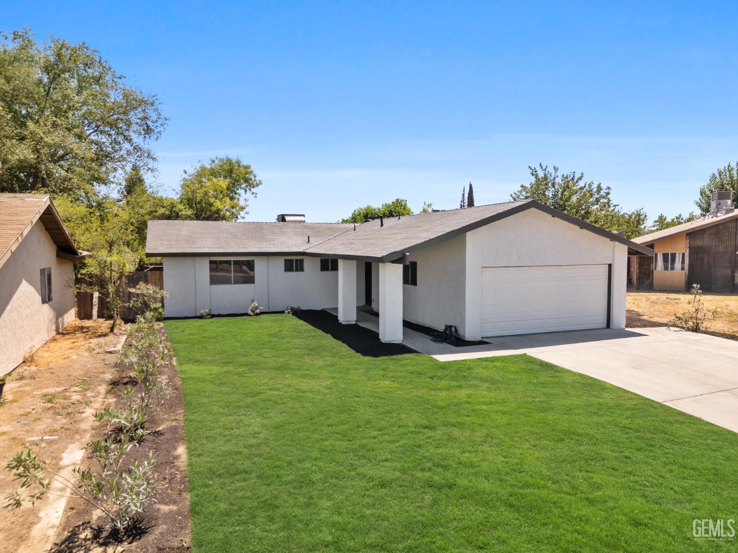 Property Photo:  1009 Caroline Court  CA 93307 