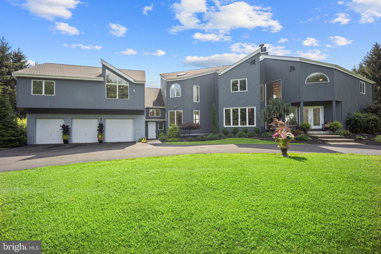 Property Photo:  215 E Dark Hollow Road  PA 18947 