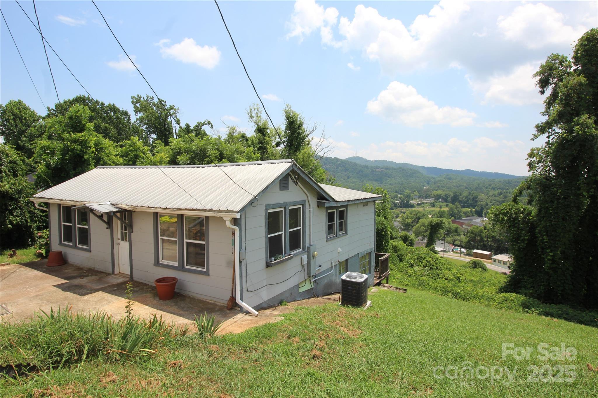 Property Photo: 105 Summit Street NC 28752