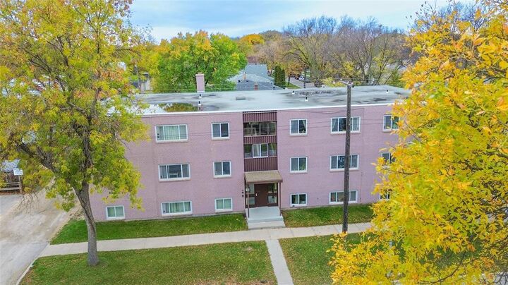 Property Photo:  303 Leola Street  MB R2C 1H4