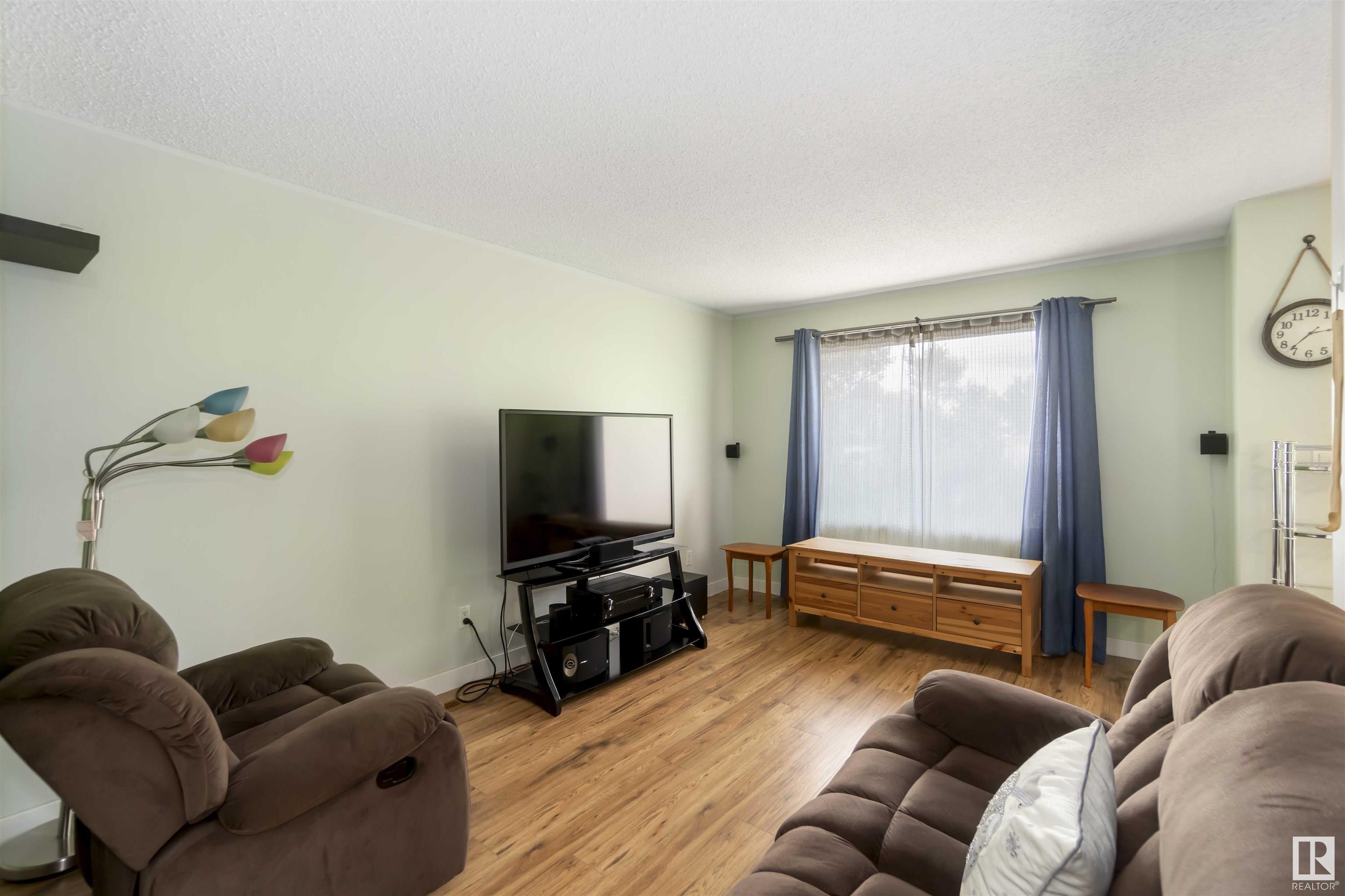 Photo de la propriété:  10642 Beaumaris Road NW  AB T5X 3N4 