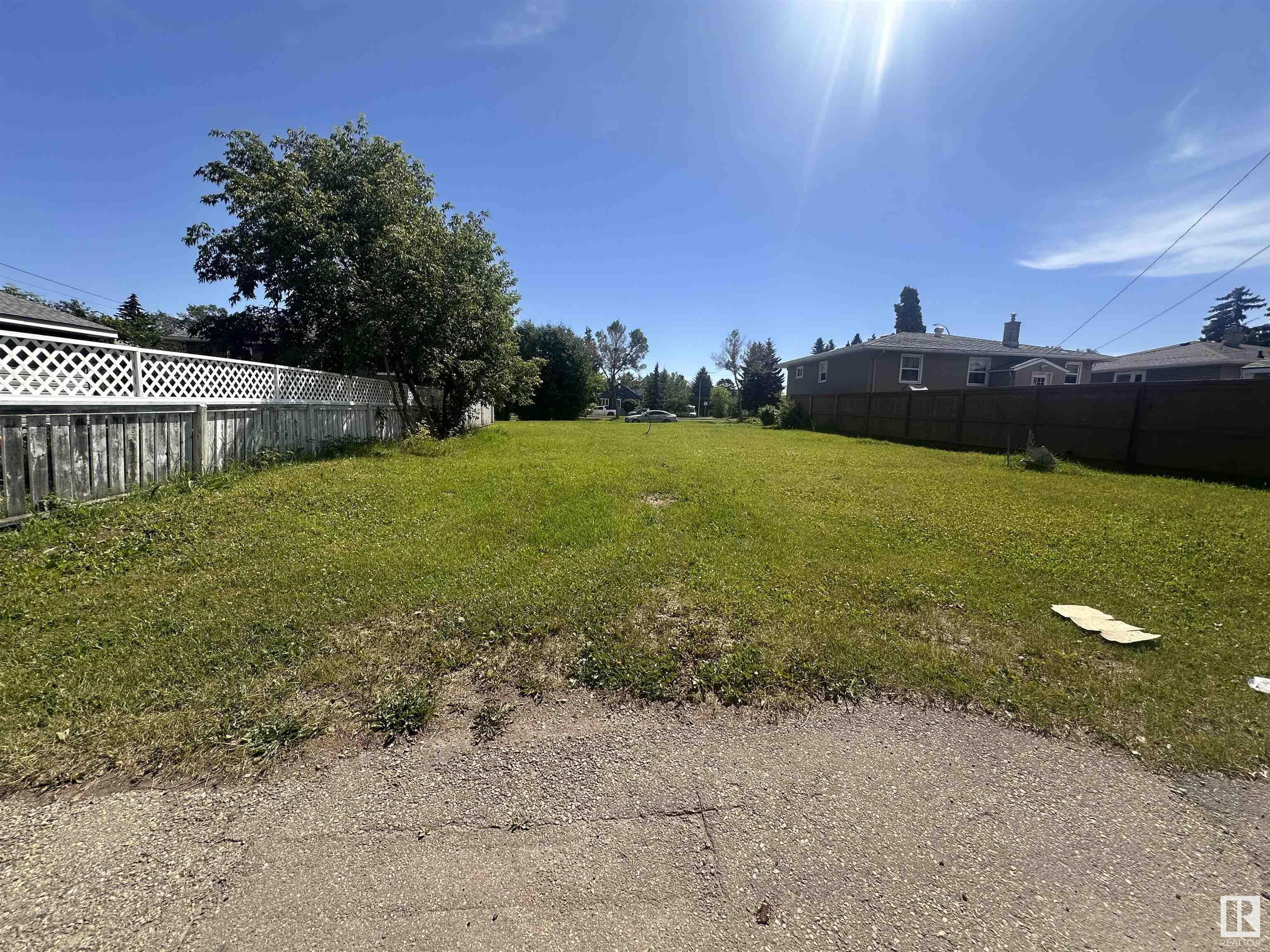 Photo de la propriété:  11618 & 11620 111 Avenue NW  AB T5G 0E1 