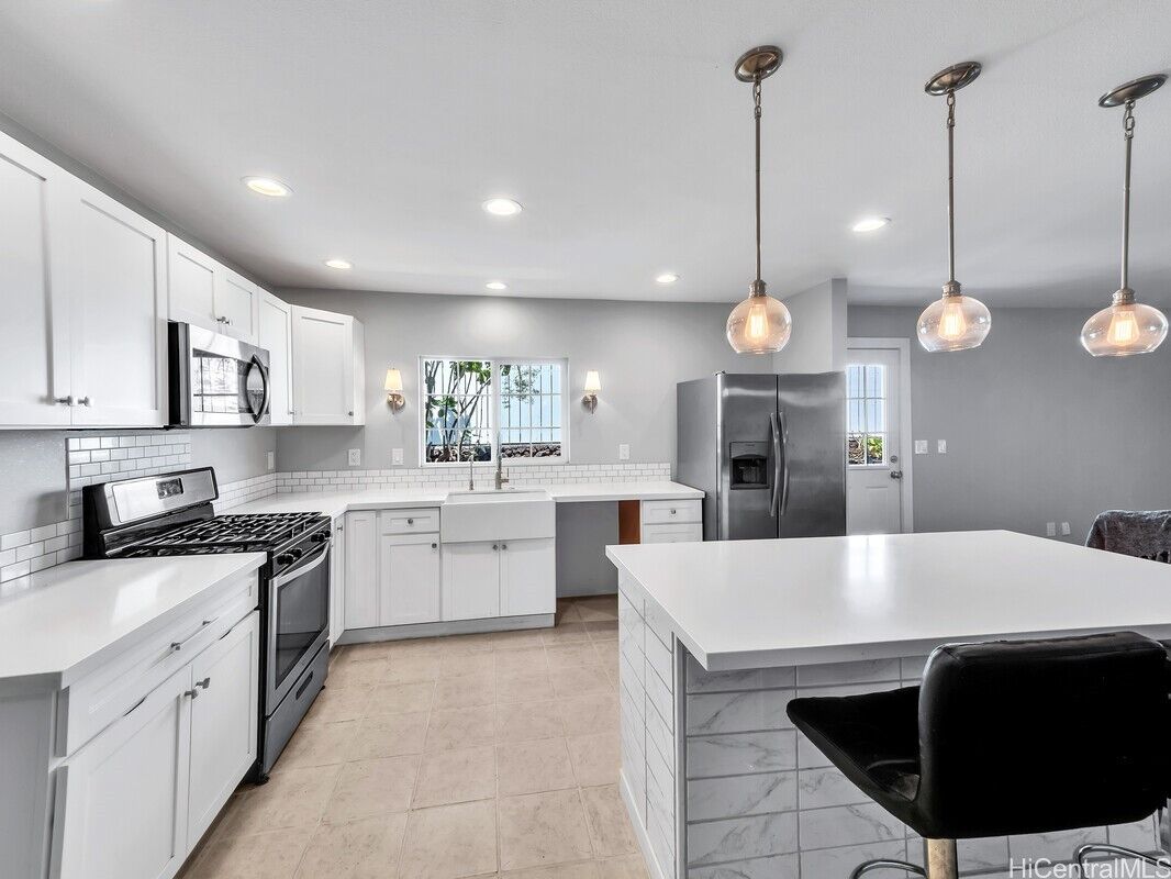 Property Photo: 68-3521 E Makuahine Street HI 96738