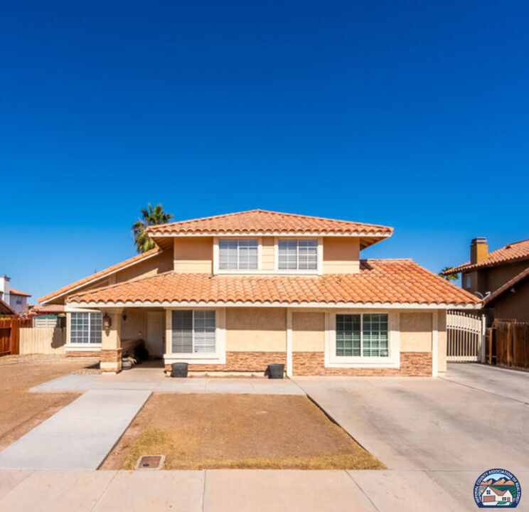 Property Photo:  1240  E Calle De Oro  CA 92231 