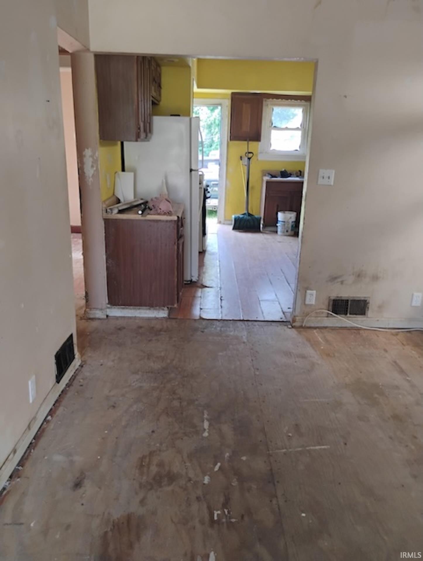 Property Photo: 707 E Missouri Street IN 47711