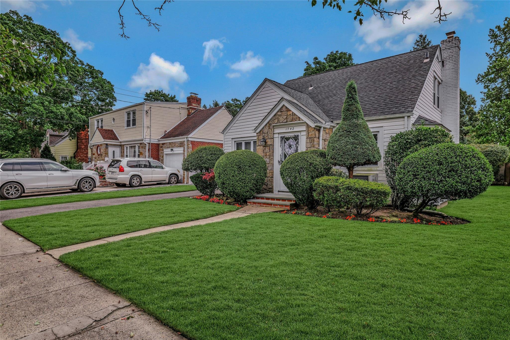 Property Photo: 1742 W End Avenue NY 11040