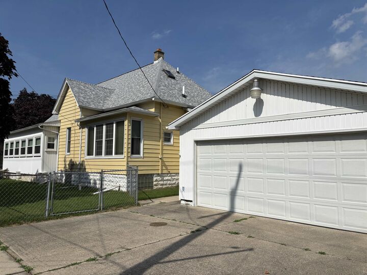 Property Photo:  707 W Jane Street  MI 48706 