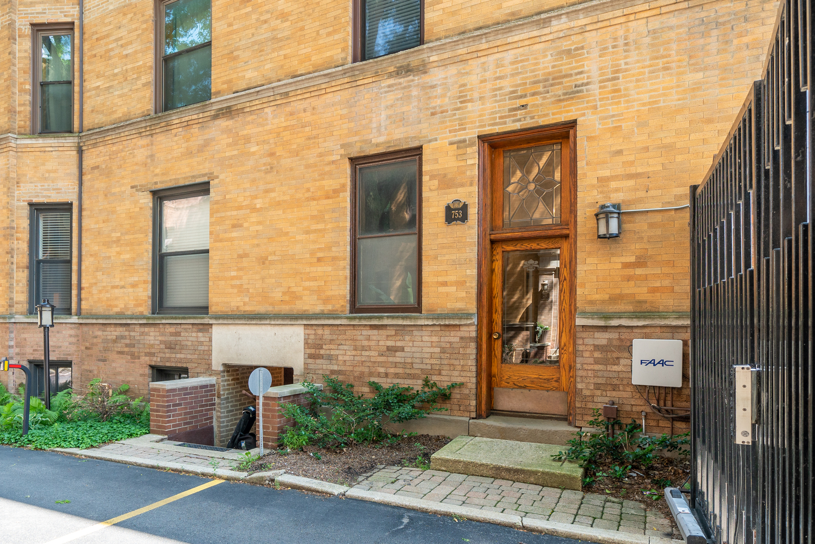 Property Photo: 753 W California Terrace 2 IL 60657